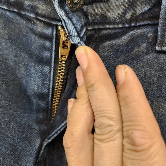 Levi's Jeans Womens 28 Dark Wash Stretch Mid Rise Demi Curve Skinny *GUC* - Picture 3 of 13